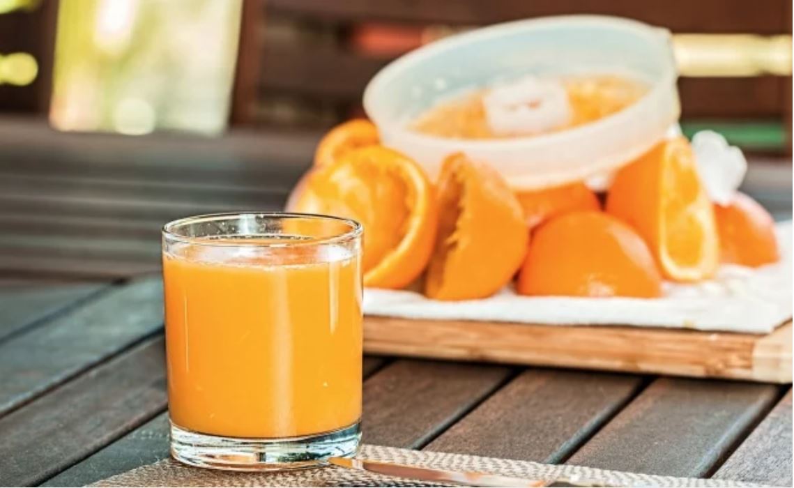 ¿Qué pasa si diario desayunas jugo de naranja?