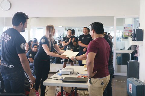 Certifica AFFEQ a entrenadores de pesas