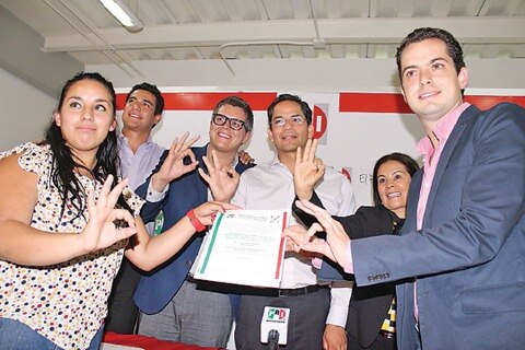 Entregan constancia a dirigente del FJR