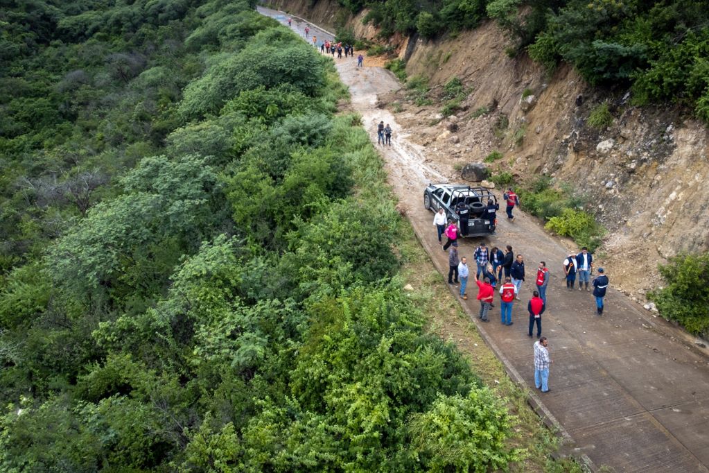 Abren puente aéreo para trasladar ayuda a la Sierra Gorda de Querétaro
