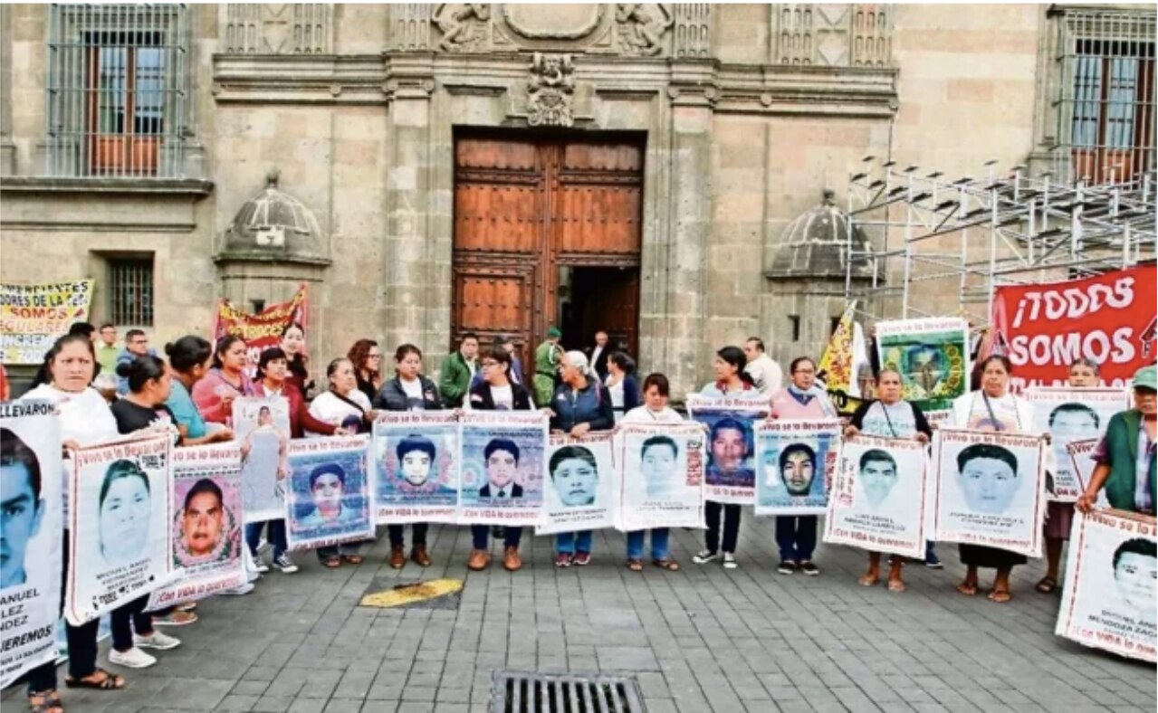 Padres de los 43 normalistas de Ayotzinapa llegan a reunión con AMLO