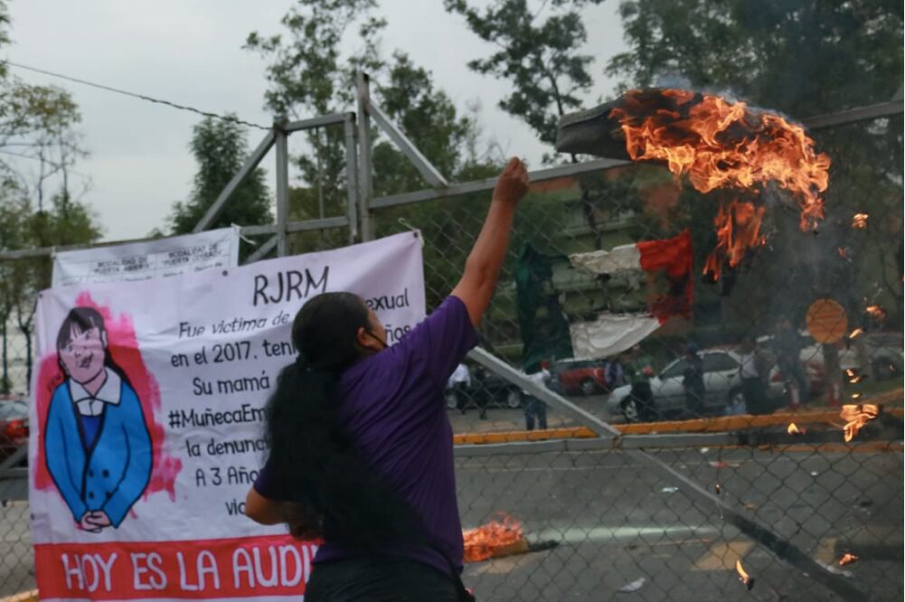 Feministas protestan en Reclusorio por posible liberación de violador de niña