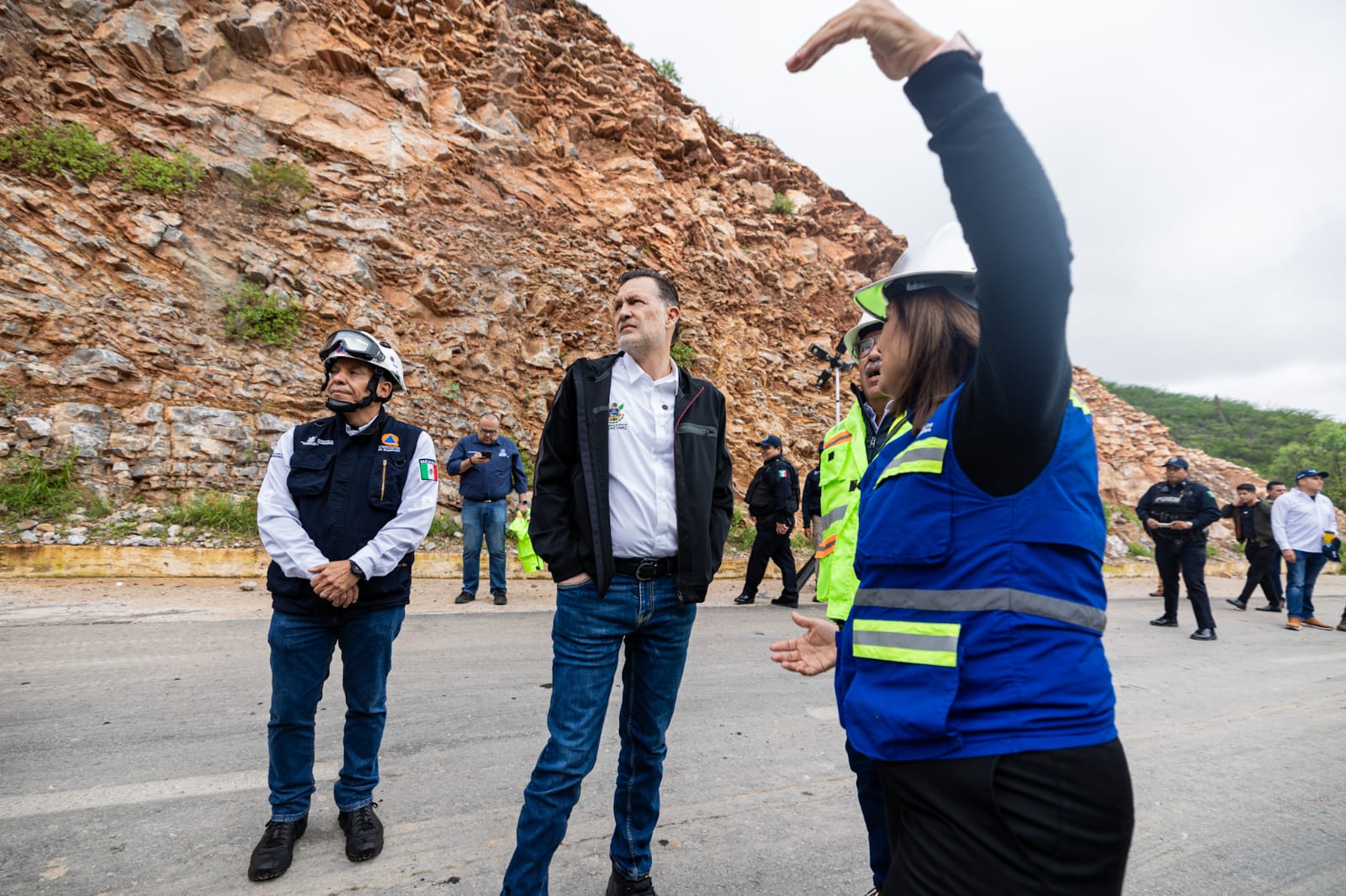 Kuri supervisa retiro de deslave en la carretera 100; buscan liberar paso para finales de junio