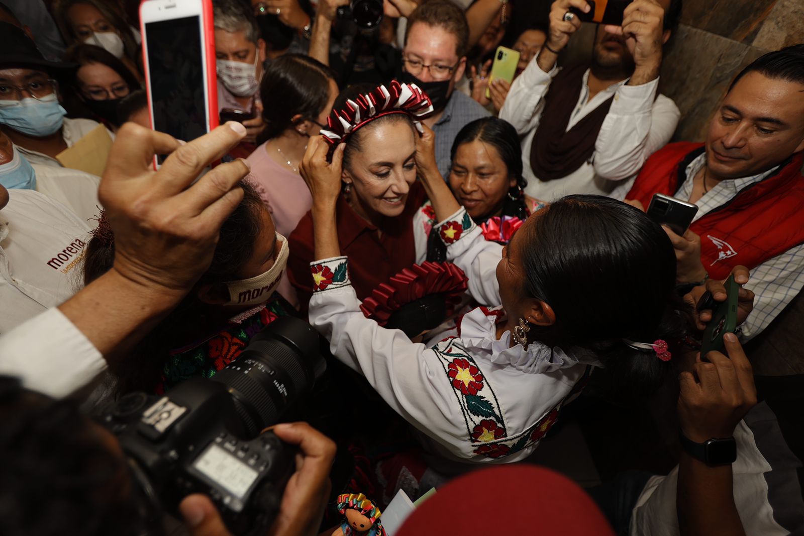 Morenistas arropan a Claudia Sheinbaum en Querétaro