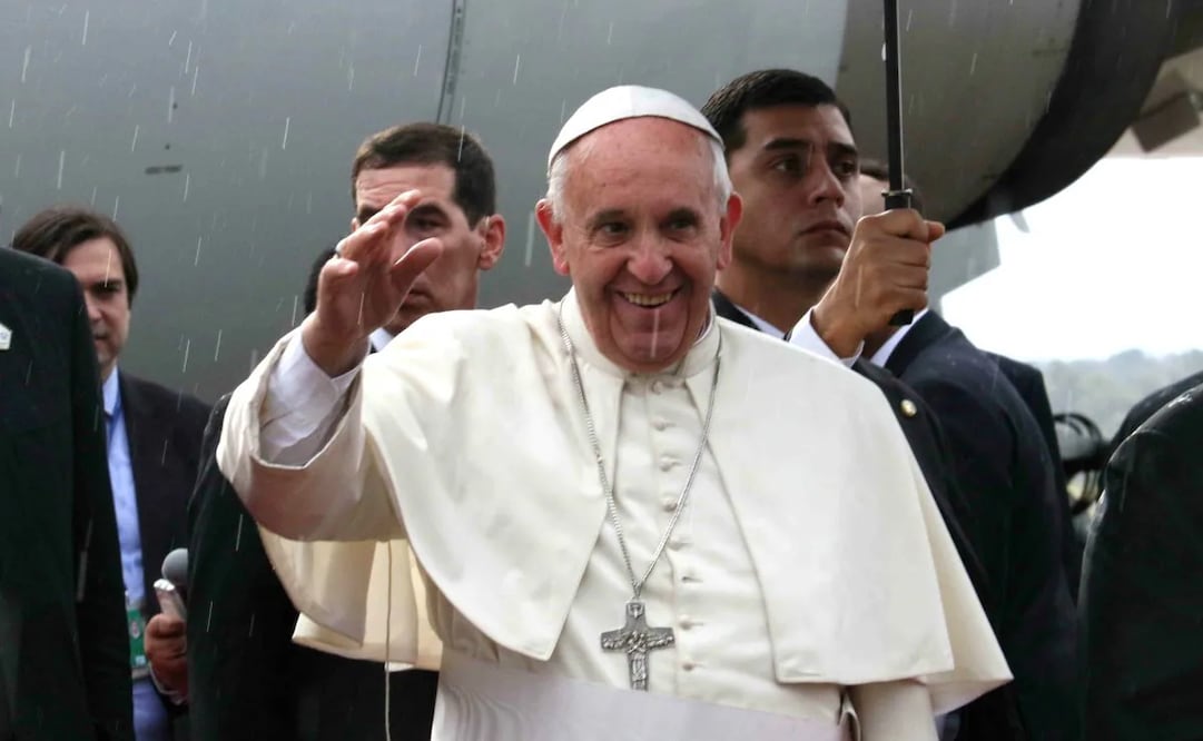 Fotografía de archivo del 10 de julio de 2015 del papa Francisco saludando a su llegada al aeropuerto Silvio Pettirossi en Asunción (Paraguay). Foto: EFE