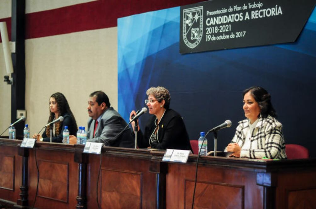 Blanca Gutiérrez invitó a los estudiantes a que al momento de emitir su voto no pensaran en los aspirantes o en el actual rector de la Universidad Autónoma de Querétaro (FOTOS: RICARDO LUGO. EL UNIVERSAL)