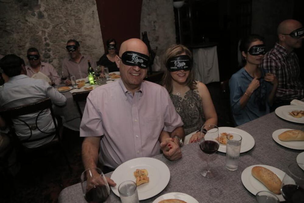 Luis y Lupita Orador fueron parte de los 32 comensales que participaron en la Cata & Maridaje Penumbra Gastronómica 2, celebrada a beneficio de la Unión de Minusválidos de Querétaro. (FOTOS: GONZALO IBAÑEZ. EL UNIVERSAL)