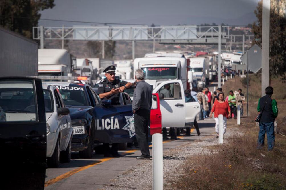 Escala protesta: toman las dos principales casetas del estado