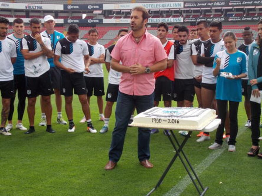 Discreto festejo de Gallos Blancos