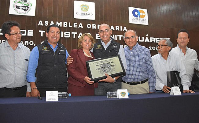 El presidente municipal Marcos Aguilar Vega recibió del gremio taxistas un reconocimiento por su desempeño (ESPECIAL)