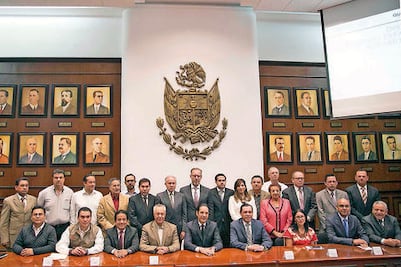 Pide Domínguez “piso parejo” en el campo
