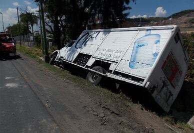 Vuelca con garrafones con agua