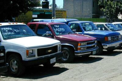 Denuncian defraude de legalización de autos chocolate