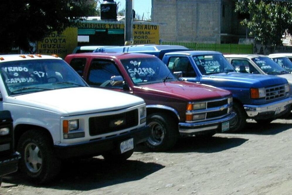 Denuncian defraude de legalización de autos chocolate