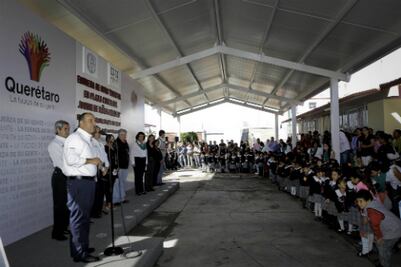 Entrega Loyola Vera arcotecho en Menchaca