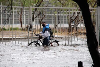 Inundaciones, autos varados y caída de barda, saldo de lluvia