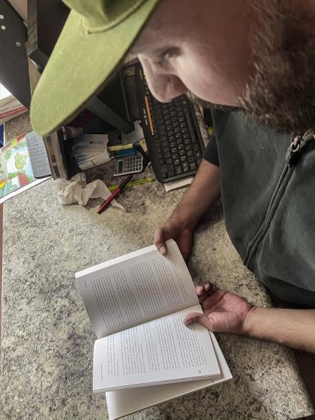 "Todo el conocimiento humano está en forma de libro": Luis Vega