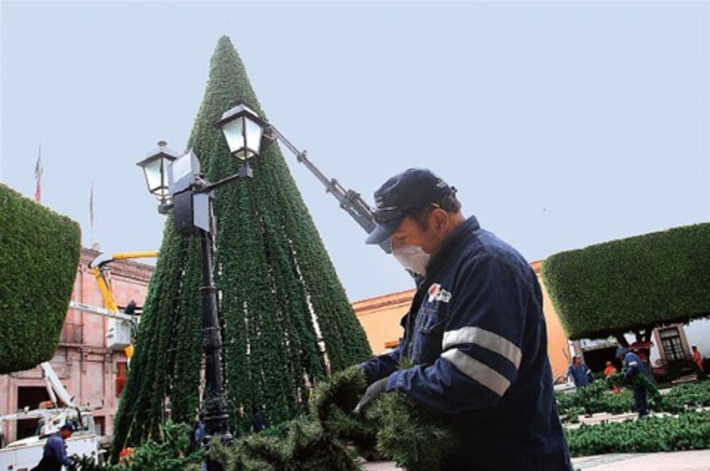 Alistan decoración navideña