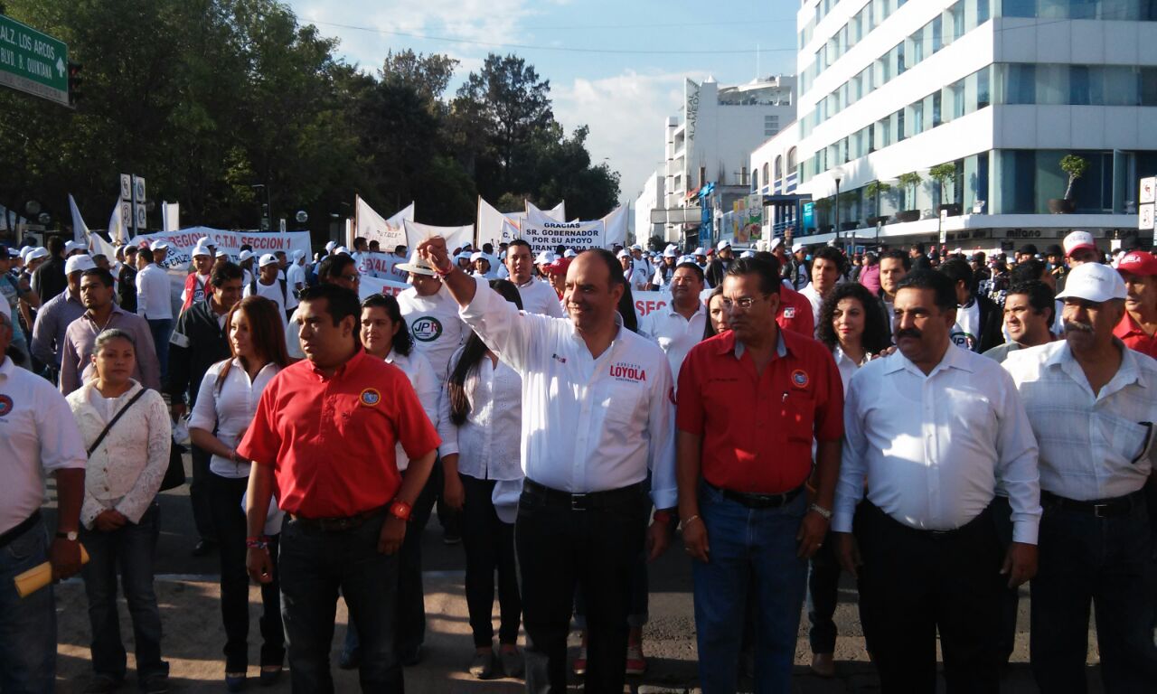 Aparece Roberto Loyola en desfile por el Día del Trabajo