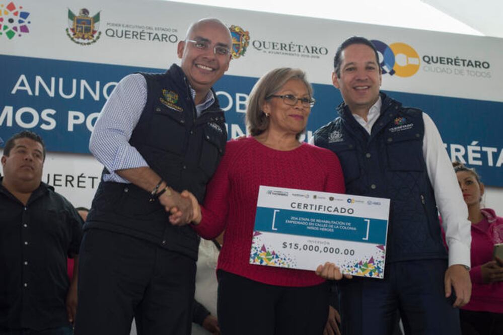 El alcalde Marcos Aguilar Vega y el gobernador Francisco Domínguez entregaron certificados de avances urbanos ciudadanos, como el comprobante de la segunda etapa de obras en calles de la colonia Niños Héroes (en la imagen) (OBTURE PRESS)