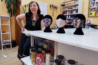 De la moda pasó a hacer mascarillas