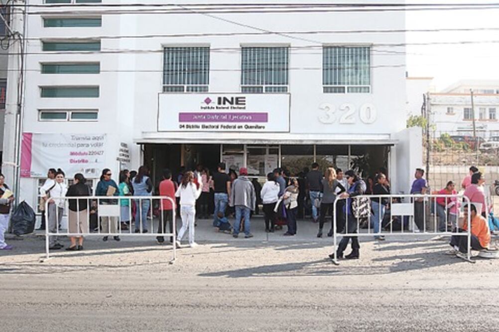 Presenta INE los cuatro modelos de credenciales  