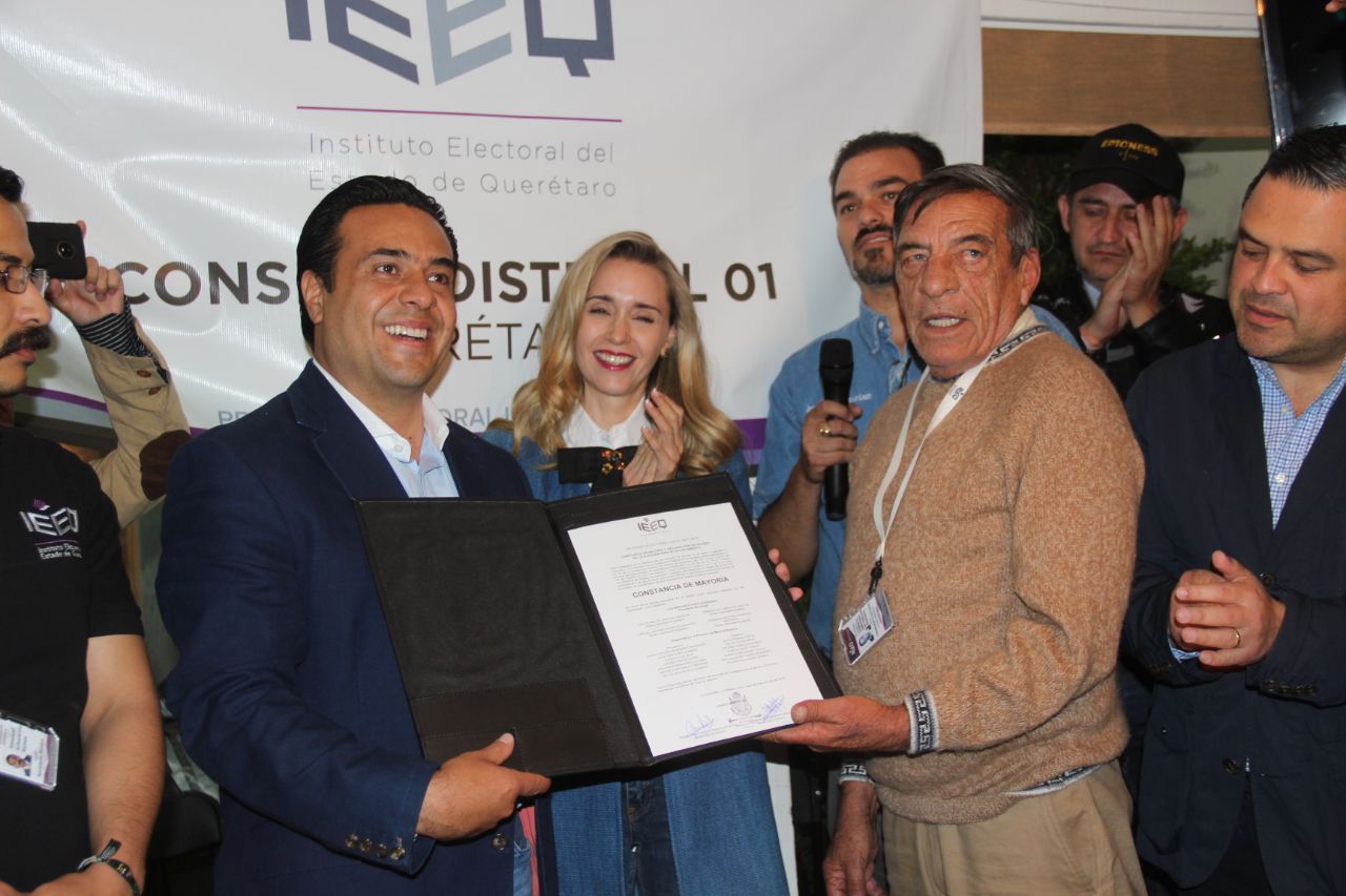 Entregan constancia de mayoría a Luis Nava