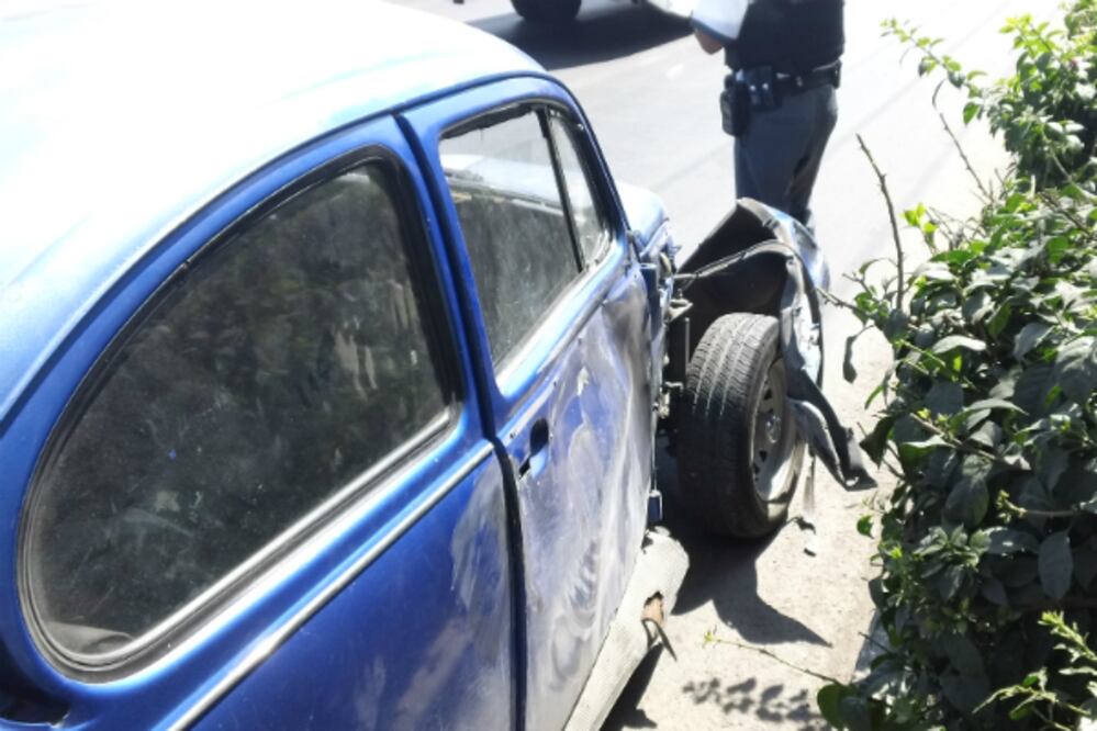 Impacta tráiler a auto compacto