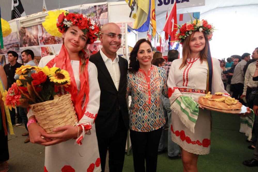 Marcos Aguilar Vega, alcalde de Querétaro, disfrutó de los productos que se ofrecen en algunos de los países participantes. (FOTOS: CÉSAR GOMEZ. EL UNIVERSAL)