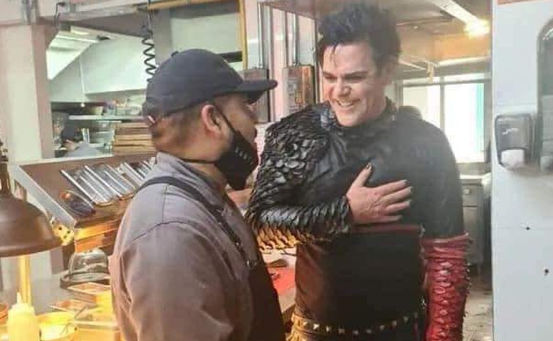 Richard Kruspe, de Rammstein, es captado comiendo tacos tras ofrecer miniconcierto en el Zócalo