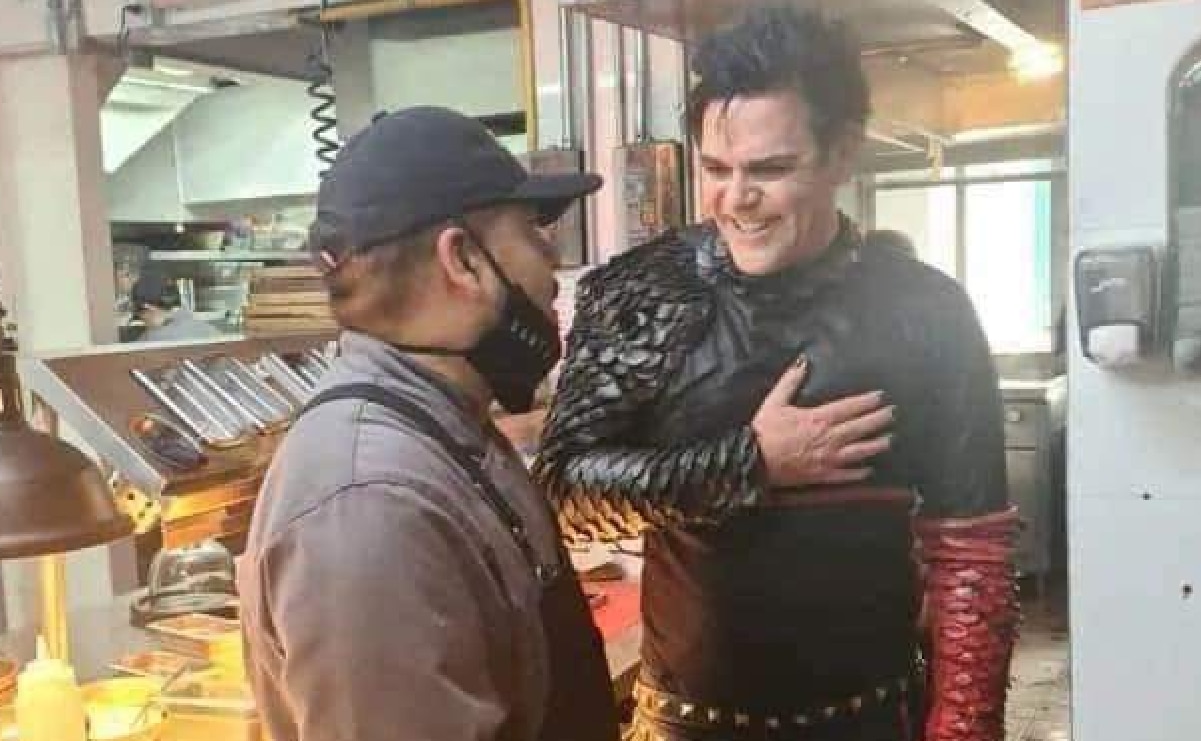 Richard Kruspe, de Rammstein, es captado comiendo tacos tras ofrecer miniconcierto en el Zócalo