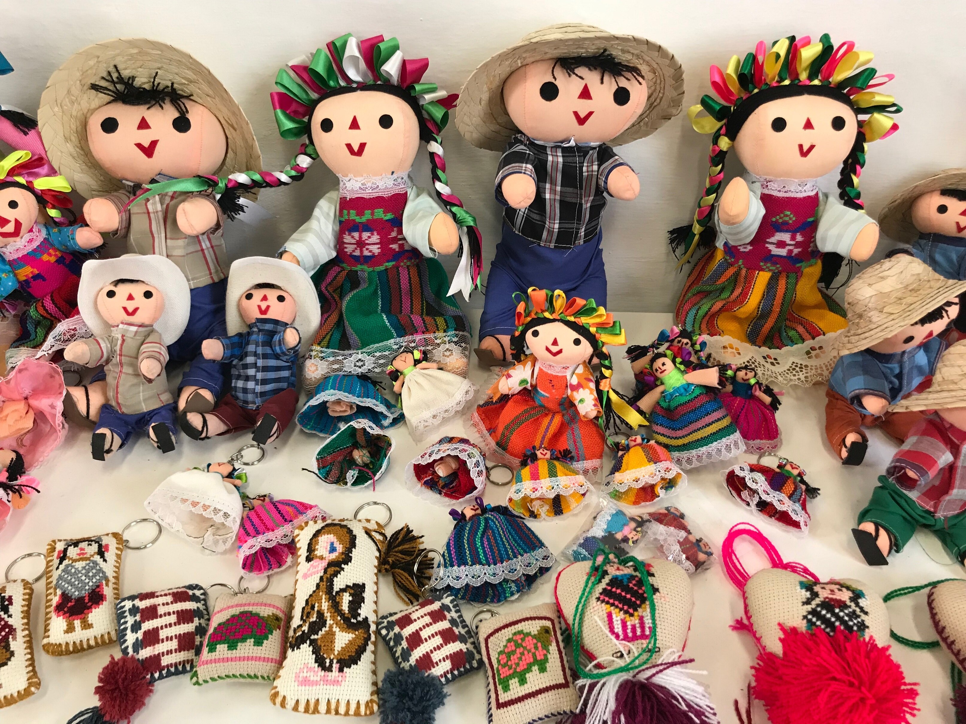 Muñequitas, artesanos mantienen su arte a la vanguardia