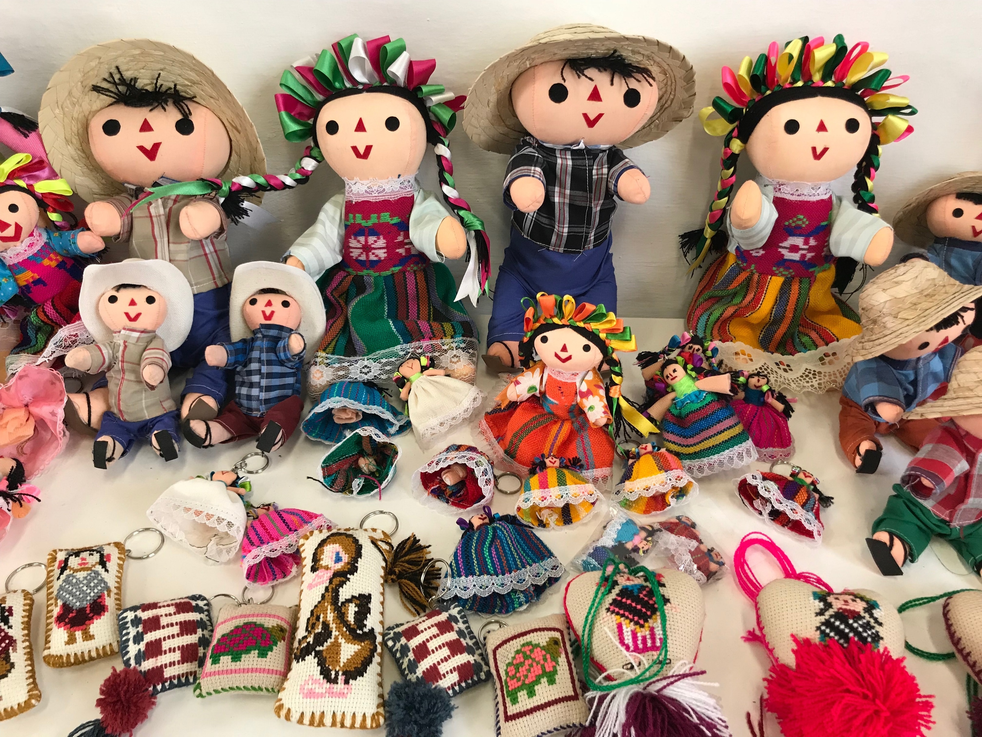 Muñequitas, artesanos mantienen su arte a la vanguardia