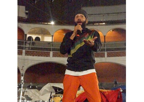 Disfrutan del reggae bajo la lluvia