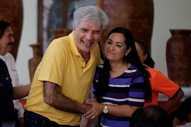 El ex líder de las autodefensas en Michoacán, José Manuel Mireles, quien salió ayer del Centro de Readaptación Social número 4, ubicado en El Rincón, indica que su único objetivo en este momento es atenderse médicamente.  (ALAN ORTEGA. REUTERS)