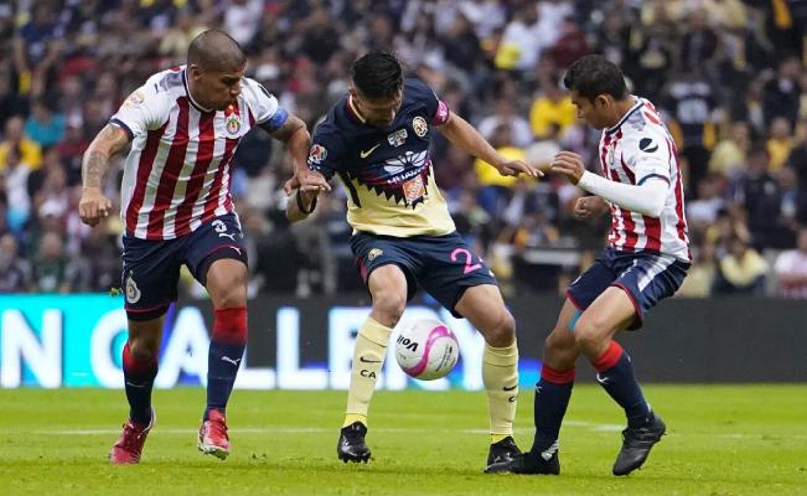 Barras de Chivas y América ofrecen viajes para el Clásico Nacional