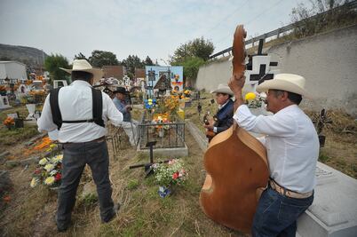 Con música y cariño recuerdan a sus muertos