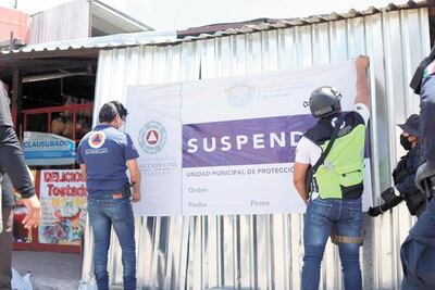 No pueden abrir. Clausuran 45 negocios no esenciales en Querétaro