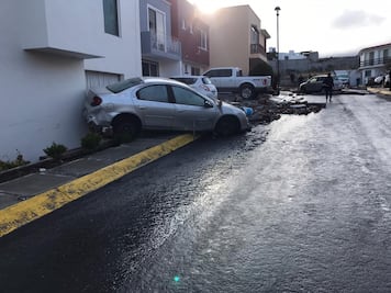 Colapsa tanque de la CEA; daña viviendas y arrastra vehículos 
