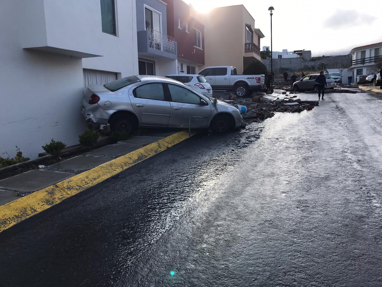 Colapsa tanque de la CEA; daña viviendas y arrastra vehículos