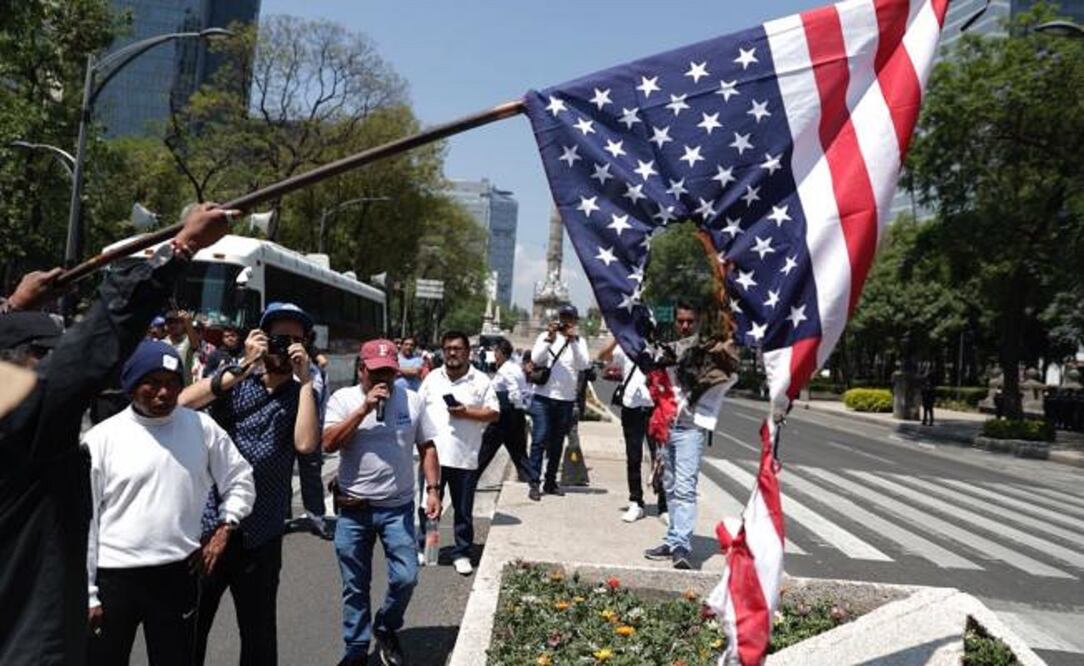 La bandera fue quemada frente a la embajada de EU en protesta por las “políticas racistas y opresoras” del presidente Donald Trump (Foto: Iván Stephens / EL UNIVERSAL)