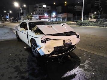 Destroza su deportivo