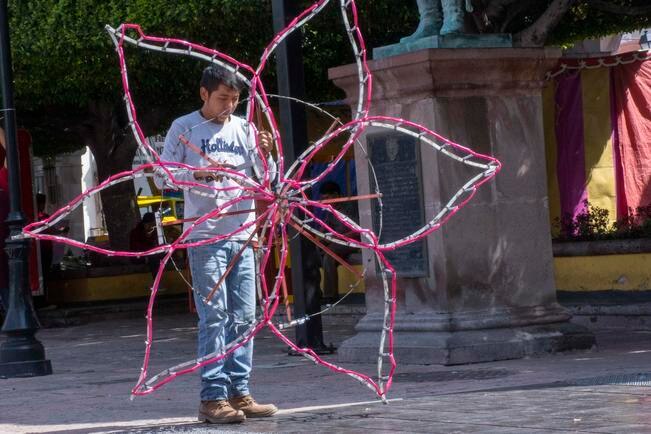 Artesano elabora cohetes y figuras para continuar tradición familiar
