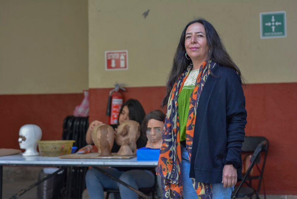 Verónica Ramos es originaria de Ramos Arizpe, Coahuila, y desde muy temprana edad encontró un gran regocijo a través de las artes.