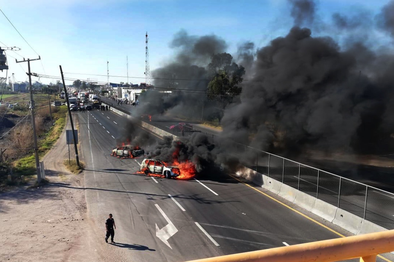 Presuntos huachicoleros bloquean carreteras de Guanajuato
