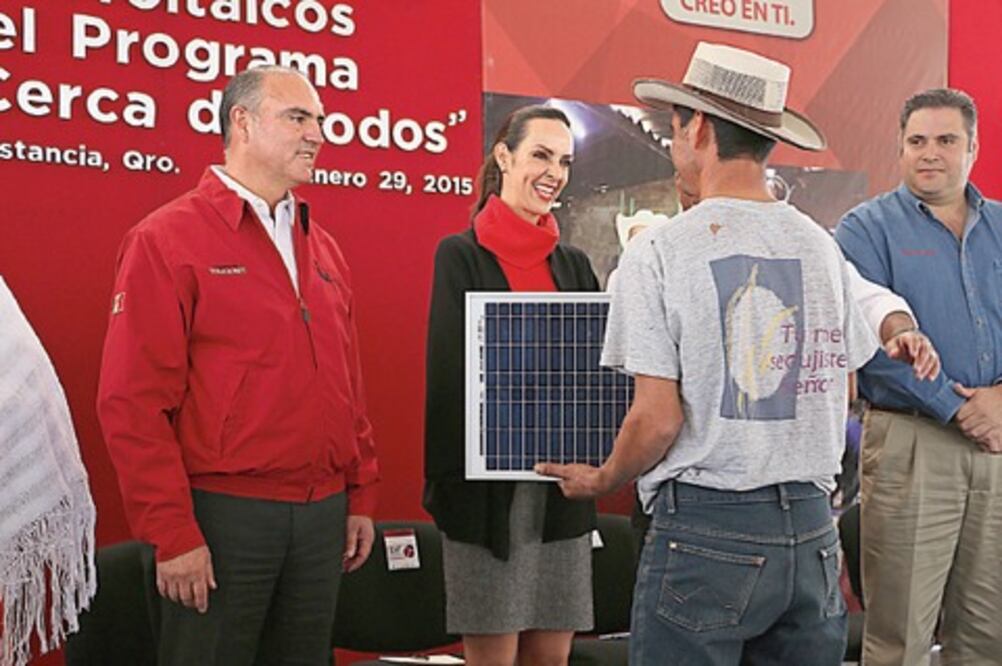 Llevan paneles solares a La Tinaja
