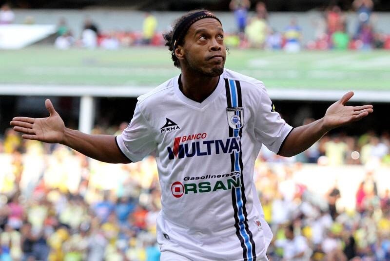 Ronaldinho y su cercanía con una fan muy "Chiva"
