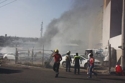 Incendio en lote baldío arrasa con autos nuevos 