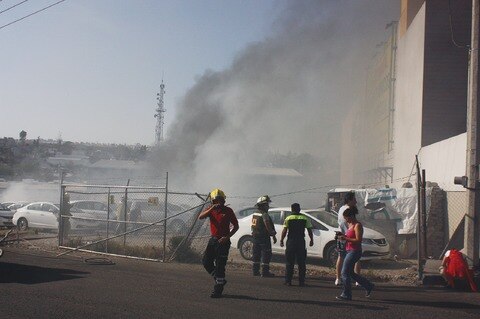 Incendio en lote baldío arrasa con autos nuevos