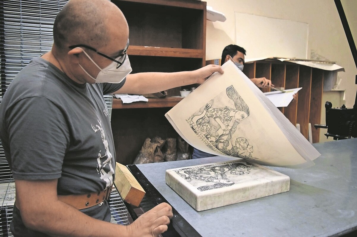 Hacen arte sobre lápidas de mármol